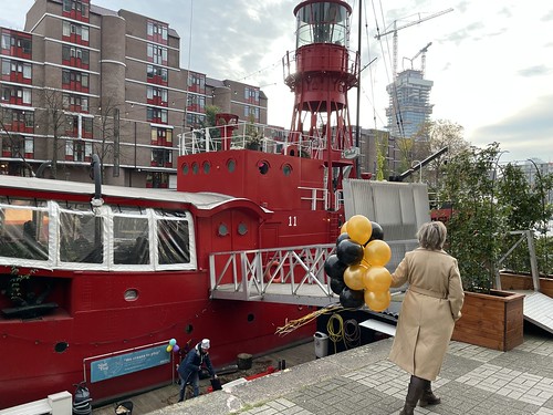  Heliumballonnen <a href='http://www.rotterdamsballonnenbedrijf.nl/plaatsen/vessel-11' class='w3-text-indigo'>Vessel 11</a> Rotterdam