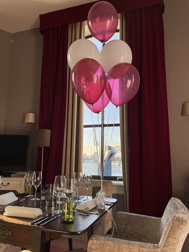 Tafeldecoratie 6ballonnen Huwelijksaanzoek Verjaardag Love Style Suite Hotel <a href='http://www.rotterdamsballonnenbedrijf.nl/plaatsen/pincoffs' class='w3-text-indigo'>Pincoffs</a> Rotterdam