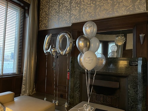  Tafeldecoratie 6ballonnen En Folieballon Cijfer 40 Verjaardag Directie Suite Kamer 105 <a href='http://www.rotterdamsballonnenbedrijf.nl/plaatsen/hotel-new-york' class='w3-text-indigo'>Hotel New York</a> Rotterdam