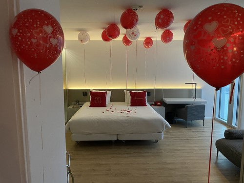 Heliumballonnen Huwelijksaanzoek Rem Koolhaas Suite <a href='http://www.rotterdamsballonnenbedrijf.nl/plaatsen/nhow' class='w3-text-indigo'>NHOW</a> Hotel Rotterdam