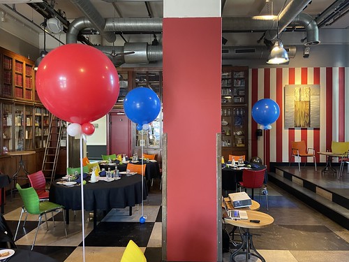  Cloudbuster Rond Bibliotheek Zaal <a href='http://www.rotterdamsballonnenbedrijf.nl/plaatsen/hotel-new-york' class='w3-text-indigo'>Hotel New York</a> Rotterdam