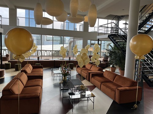  Tafeldecoratie 5ballonnen En 7ballonnen En Cloudbuster Rond Groothandelsgebouw Rotterdam