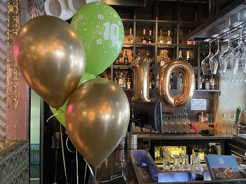  Gronddecoratie 4ballonnen En Folieballon Cijfer 10 Jaar Jubileum <a href='http://www.rotterdamsballonnenbedrijf.nl/plaatsen/1nul8' class='w3-text-indigo'>1NUL8</a> Rotterdam
