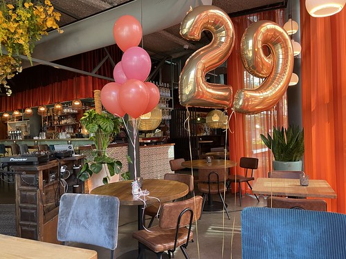  Tafeldecoratie 6ballonnen En Folieballon Cijfer 29 Verjaardag <a href='http://www.rotterdamsballonnenbedrijf.nl/plaatsen/ayla' class='w3-text-indigo'>Ayla</a> Rotterdam