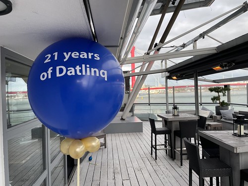 Cloudbuster Rond Bedrukt Jubileum <a href='http://www.rotterdamsballonnenbedrijf.nl/plaatsen/datlinq' class='w3-text-indigo'>Datlinq</a> <a href='http://www.rotterdamsballonnenbedrijf.nl/plaatsen/eau-lounge' class='w3-text-indigo'>Eau Lounge</a> Rotterdam