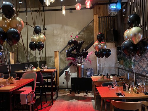  Tafeldecoratie 6ballonnen En Folieballon Cijfer 24 Verjaardag <a href='http://www.rotterdamsballonnenbedrijf.nl/plaatsen/cafe-in-the-city' class='w3-text-indigo'>Cafe In The City</a> Rotterdam