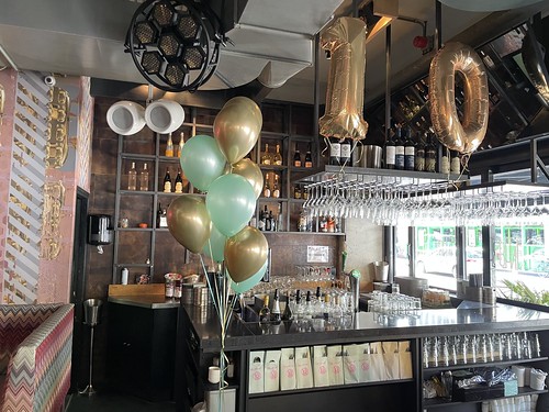  Tafeldecoratie 10ballonnen Gronddecoratie Folieballon Cijfer 10 Jaar Jubileum Wijnbar <a href='http://www.rotterdamsballonnenbedrijf.nl/plaatsen/1nul8' class='w3-text-indigo'>1NUL8</a> Rotterdam