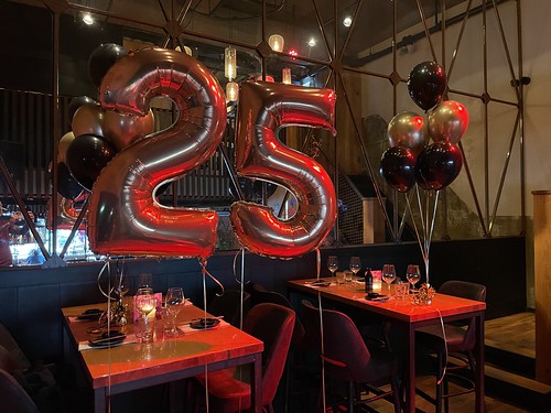  Tafeldecoratie 6ballonnen Folieballon Cijfer 25 Verjaardag <a href='http://www.rotterdamsballonnenbedrijf.nl/plaatsen/cafe-in-the-city' class='w3-text-indigo'>Cafe In The City</a> Rotterdam