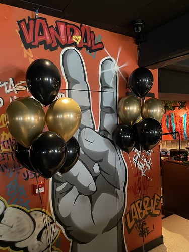  Tafeldecoratie 6ballonnen <a href='http://www.rotterdamsballonnenbedrijf.nl/plaatsen/vandal' class='w3-text-indigo'>Vandal</a> Rotterdam