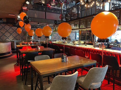  Cloudbuster Rond Tafeldecoratie 3ballonnen Koningsdag <a href='http://www.rotterdamsballonnenbedrijf.nl/plaatsen/cafe-in-the-city' class='w3-text-indigo'>Cafe In The City</a> Rotterdam