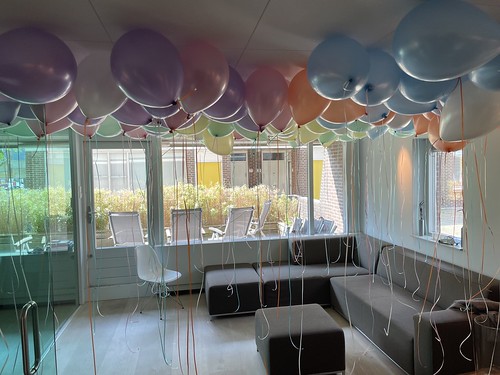  Heliumballonnen Dental Clinics Zuiderterras <a href='http://www.rotterdamsballonnenbedrijf.nl/plaatsen/zuidplein' class='w3-text-indigo'>Zuidplein</a> Rotterdam