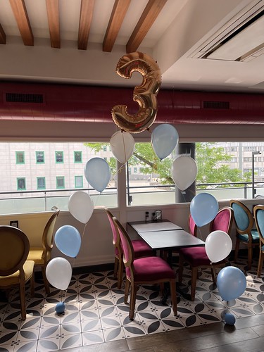  Heliumboog Met Folieballon Cijfer 3 Verjaardag Cafe Restaurant Beymen <a href='http://www.rotterdamsballonnenbedrijf.nl/plaatsen/zuidplein' class='w3-text-indigo'>Zuidplein</a> Rotterdam