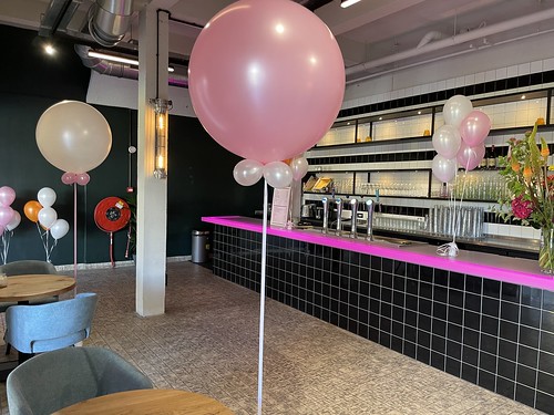  Tafeldecoratie 5ballonnen En Cloudbuster Rond Het Steurgebouw Rotterdam