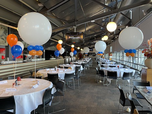  Cloudbuster Rond Tafeldecoratie 3ballonnen Van Zandvlietzaal De Kuip Stadion Feijenoord <a href='http://www.rotterdamsballonnenbedrijf.nl/plaatsen/feyenoord' class='w3-text-indigo'>Feyenoord</a> Rotterdam