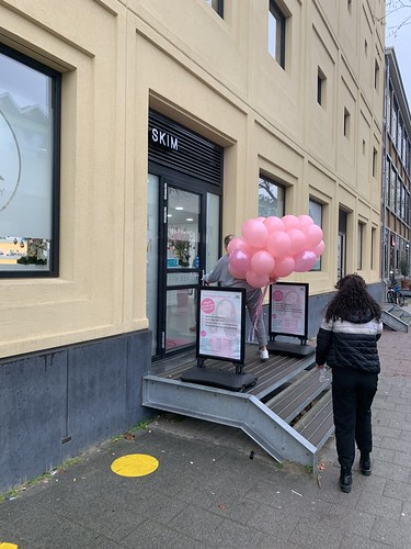 Heliumballonnen Skim Beauty <a href='http://www.rotterdamsballonnenbedrijf.nl/plaatsen/zuidplein' class='w3-text-indigo'>Zuidplein</a> Rotterdam