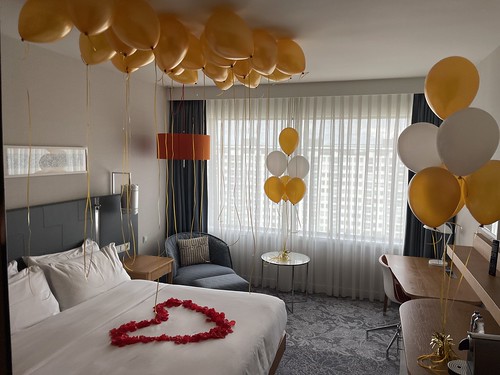  Heliumballonnen Tafeldecoratie 6ballonnen Rozenblaadjes Huwelijksaanzoek <a href='http://www.rotterdamsballonnenbedrijf.nl/plaatsen/hilton' class='w3-text-indigo'>Hilton</a> Hotel Rotterdam