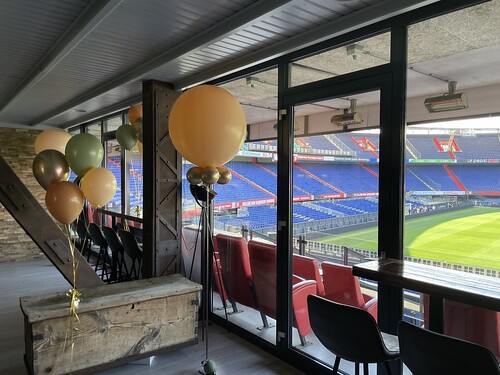  Tafeldecoratie 4ballonnen Cloudbuster Rond Business Unit De Kuip Maasgebouw Feyenoord Rotterdam
