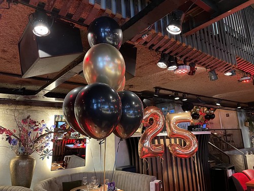  Tafeldecoratie 6ballonnen Folieballon Cijfer 25 Verjaardag <a href='http://www.rotterdamsballonnenbedrijf.nl/plaatsen/cafe-in-the-city' class='w3-text-indigo'>Cafe In The City</a> Rotterdam