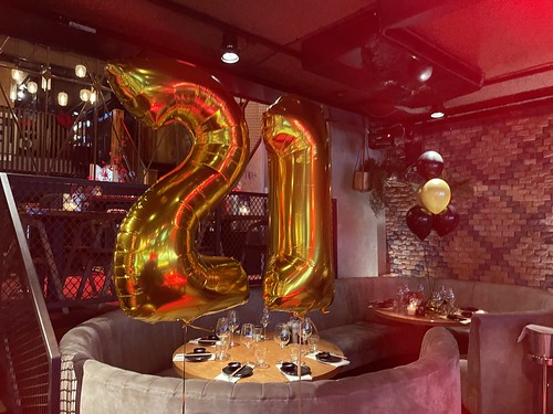  Tafeldecoratie 6ballonnen Folieballon Cijfer 21 Verjaardag <a href='http://www.rotterdamsballonnenbedrijf.nl/plaatsen/cafe-in-the-city' class='w3-text-indigo'>Cafe In The City</a> Rotterdam
