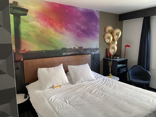  Tafeldecoratie 5ballonnen Chrome Goud Tweepersoonskamer <a href='http://www.rotterdamsballonnenbedrijf.nl/plaatsen/savoy' class='w3-text-indigo'>Savoy</a> Hotel Rotterdam