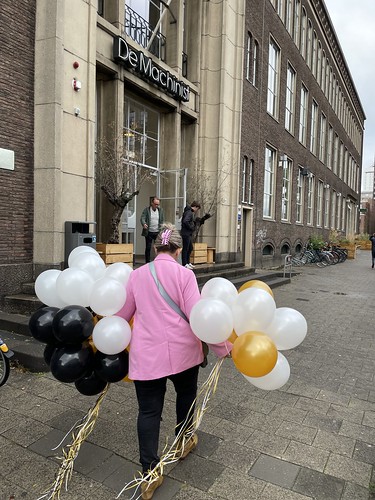  Heliumballonnen <a href='http://www.rotterdamsballonnenbedrijf.nl/plaatsen/de-machinist' class='w3-text-indigo'>De Machinist</a> Rotterdam