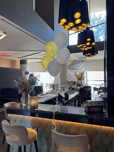  Tafeldecoratie 5ballonnen <a href='http://www.rotterdamsballonnenbedrijf.nl/plaatsen/bilderberg-parkhotel' class='w3-text-indigo'>Bilderberg Parkhotel</a> Rotterdam