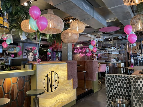  Tafeldecoratie 3ballonnen Jubileum 11 Jaar <a href='http://www.rotterdamsballonnenbedrijf.nl/plaatsen/1nul8' class='w3-text-indigo'>1NUL8</a> Rotterdam