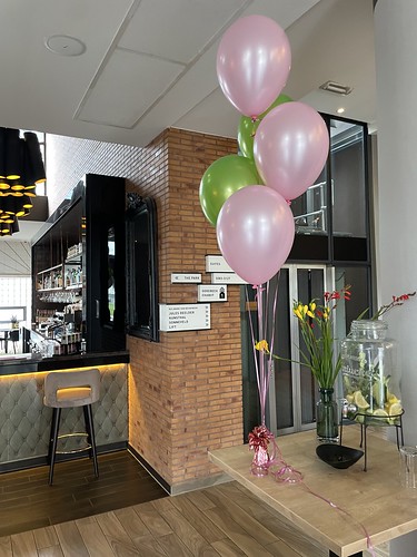  Tafeldecoratie 5ballonnen Lobby <a href='http://www.rotterdamsballonnenbedrijf.nl/plaatsen/bilderberg-parkhotel' class='w3-text-indigo'>Bilderberg Parkhotel</a> Rotterdam