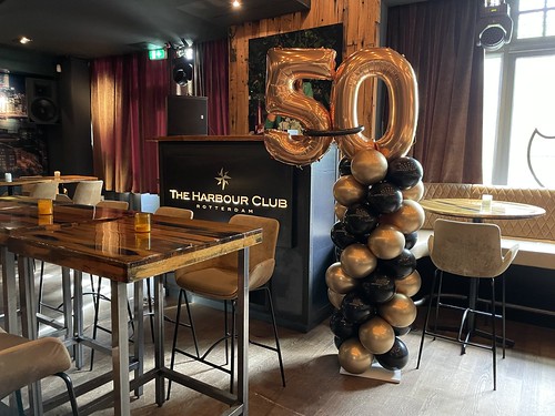  Ballonboog Folieballon 50 Jaar Verjaardag <a href='http://www.rotterdamsballonnenbedrijf.nl/plaatsen/harbour-club' class='w3-text-indigo'>Harbour Club</a> Rotterdam