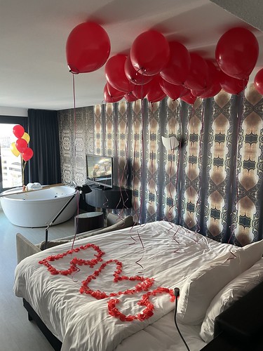  Heliumballonnen Tafeldecoratie 5 Ballonnen Huwelijksaanzoek Waterfront Spa Kamer <a href='http://www.rotterdamsballonnenbedrijf.nl/plaatsen/mainport' class='w3-text-indigo'>Mainport</a> Hotel Rotterdam