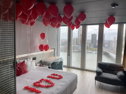  Tafeldecoratie 6ballonnen Heliumballonnen En I Love You Van Rozenblaadjes Huwelijksaanzoek Premium Room With Skyline View <a href='http://www.rotterdamsballonnenbedrijf.nl/plaatsen/nhow' class='w3-text-indigo'>NHOW</a> Hotel Rotterdam