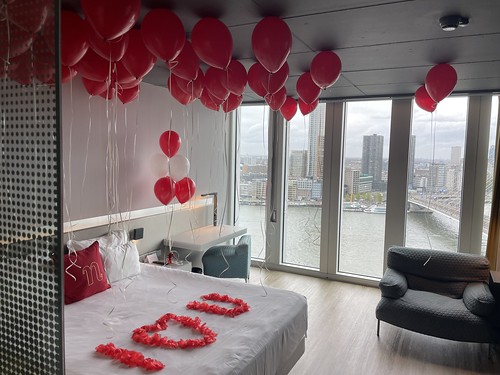  Tafeldecoratie 6ballonnen Heliumballonnen En I Love You Van Rozenblaadjes Huwelijksaanzoek Premium Room With Skyline View <a href='http://www.rotterdamsballonnenbedrijf.nl/plaatsen/nhow' class='w3-text-indigo'>NHOW</a> Hotel Rotterdam