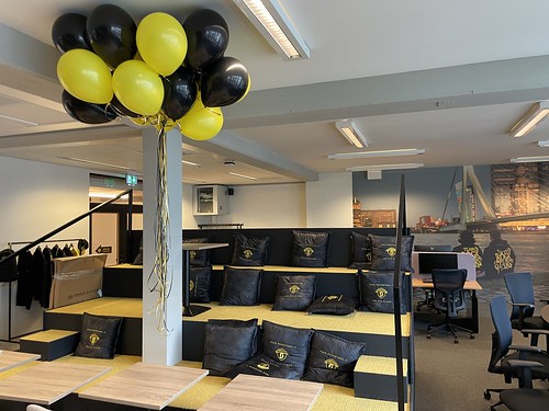  Heliumballonnen Team Rockstars It <a href='http://www.rotterdamsballonnenbedrijf.nl/plaatsen/groot-handelsgebouw' class='w3-text-indigo'>Groot Handelsgebouw</a> Rotterdam