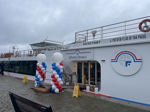  Ballonpilaar Bedrukt <a href='http://www.rotterdamsballonnenbedrijf.nl/plaatsen/johann-strauss' class='w3-text-indigo'>Johann Strauss</a> Feenstra Rijnlijn Maasboulevar Rotterdam