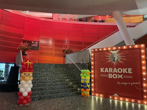  Ballonpilaar Sinterklaas Cadeautjes <a href='http://www.rotterdamsballonnenbedrijf.nl/plaatsen/nieuwe-luxor' class='w3-text-indigo'>Nieuwe Luxor</a> Theater Rotterdam