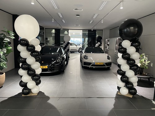  Ballonpilaar <a href='http://www.rotterdamsballonnenbedrijf.nl/plaatsen/porsche-centrum-rotterdam' class='w3-text-indigo'>Porsche Centrum Rotterdam</a>