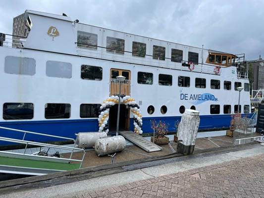 Theme party on the water? These are the options for balloon decorations on boats in the Port of Rotterdam