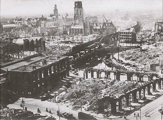 EXTERIEUR OVERZICHT NA BOMBARDEMENT (OORLOGSSCHADE)