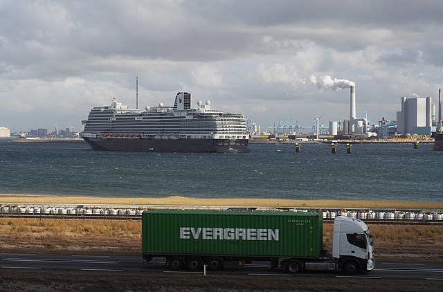 CRUISE SHIP MAASVLAKTE