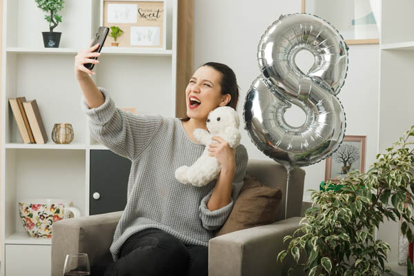 Influencers receive free balloons in exchange for advertising.