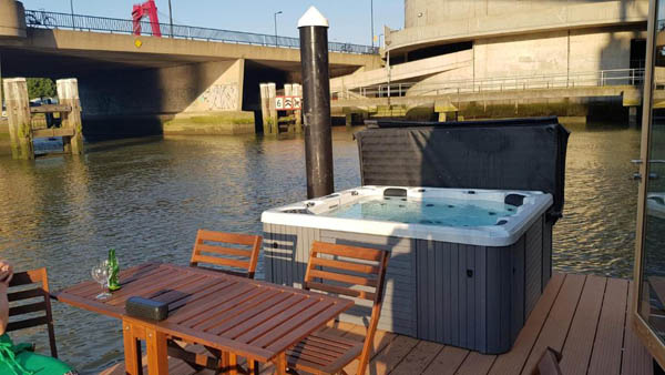 Jacuzzi Wikkelboats at Wijnhaven Rotterdam