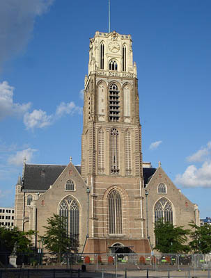 NEDERLANDS HERVORMDE KERK (GROTE- OF SINT LAURENSKERK): EXTERIEUR OVERZICHT NA BOMBARDEMENT (OORLOGSSCHADE)
