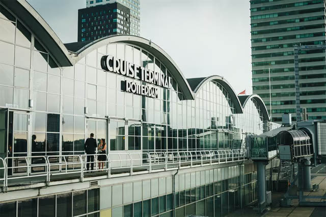 ZAAL HUREN CRUISE TERMINAL ROTTERDAM