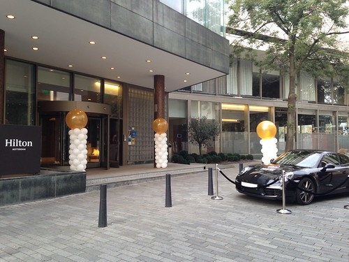 Ballonpilaar Breed Breed Rond Wit met Gouden Topballon Hilton Hotel Weena Rotterdam