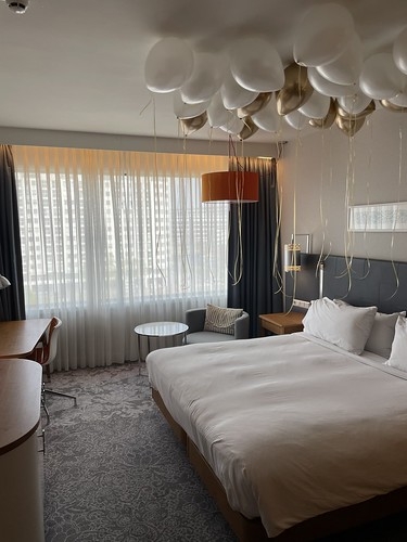 Heliumballonnen Huwelijksaanzoek King Guest Room Hilton Hotel Rotterdam