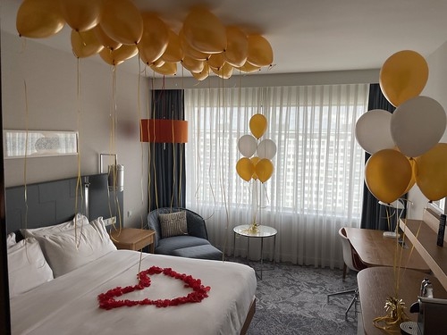 Heliumballonnen Tafeldecoratie 6ballonnen Rozenblaadjes Huwelijksaanzoek Hilton Hotel Rotterdam