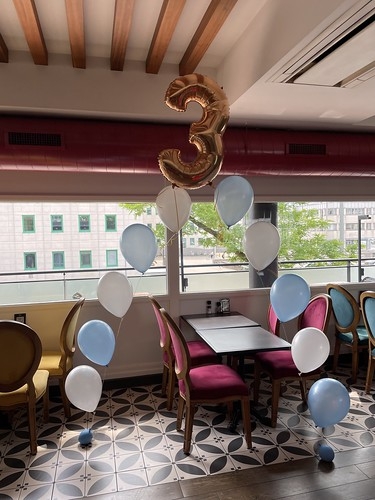 Heliumboog met Folieballon Cijfer 3 Verjaardag Cafe Restaurant BeyMen Zuidplein Rotterdam