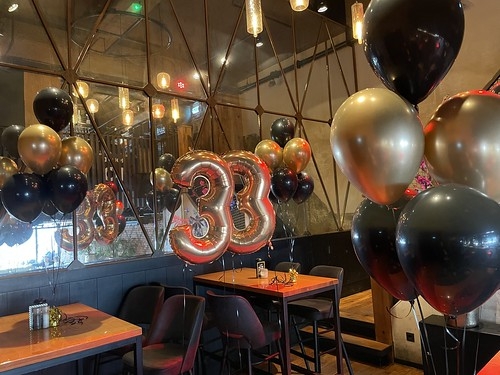 Tafeldecoratie 6ballonnen Folieballon Cijfer 33 Verjaardag Cafe in the City Rotterdam