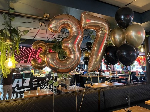 Tafeldecoratie 6ballonnen Folieballon Cijfer 37 verjaardag The Oyster Club Rotterdam