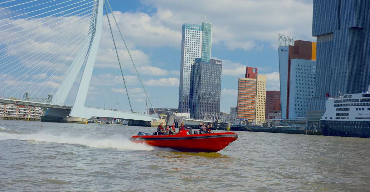 VAREN MET EEN POWERBOAT DOOR ROTTERDAM